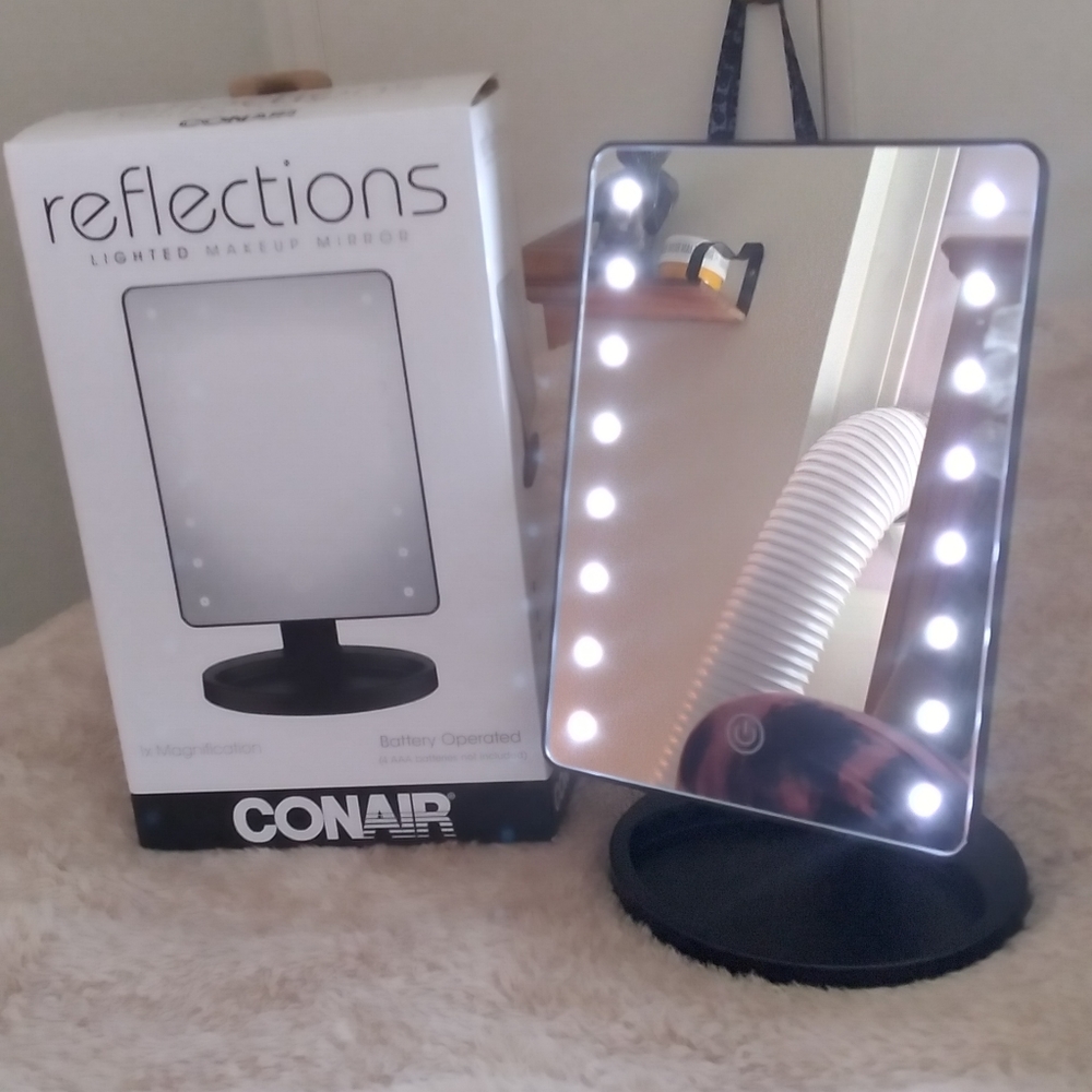 Lighted makeup mirror